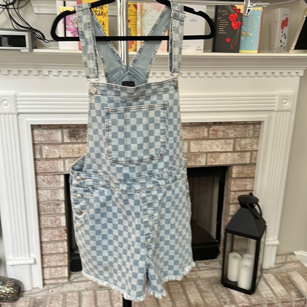 Women’s No Boundaries Denim Overall Raw hem Short Overalls. US SIZE LARGE. NWOT
